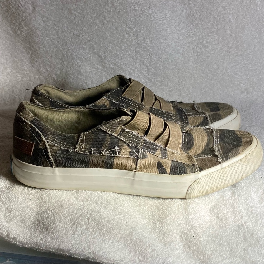 BlowFish Shoes Women’s Size 10 Slip On Sneakers Camo.